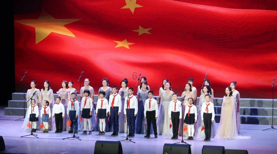 女生在洛阳应天门摆摊卖文创 临到跟前却“反悔”了
